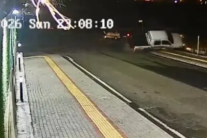 Otomobil ile kamyonetin çarpıştığı kaza kamerada: 2 yaralı