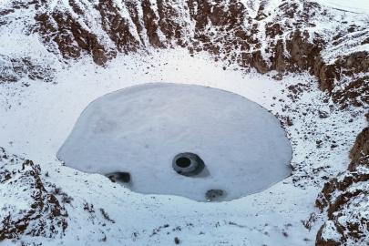Renk değiştiren Kızılçan Gölü buz tuttu