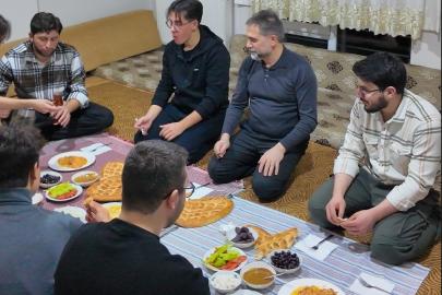 Sahur sofrasında öğrencileri yalnız bırakmadı