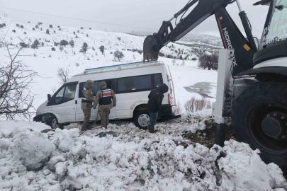 Şarampole sürüklenen minibüs, ekipler tarafından kurtarıldı