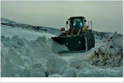 Siirt’te karla mücadele sürüyor: Kapanan köy yolları açılıyor