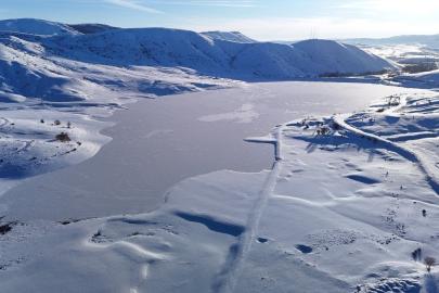 Sivas’ta dondurucu soğuklar: Yıldız Göleti buz tuttu