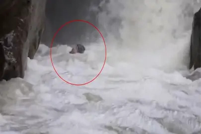 Su seviyesi yükselen dereden geçen dağcı yaşadıklarını anlattı