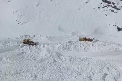 Van Bahçesaray’da mezra yoluna çığ düştü