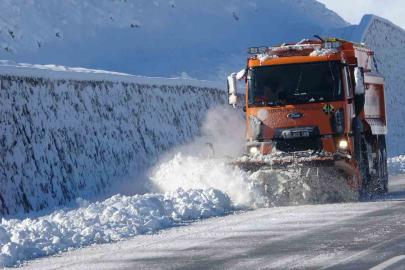 Van’da 390 yerleşim yerinin yolu kardan kapandı