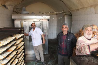 300 derece sıcaklıkta hem çalışıyor hem de oruç tutuyorlar