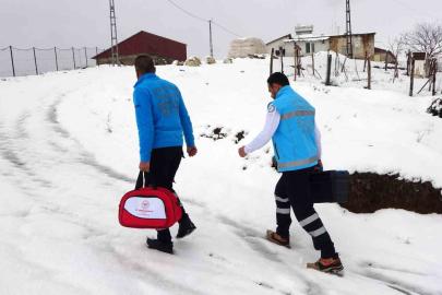 81 yaşındaki hastaya evinde diş tedavisi hizmeti