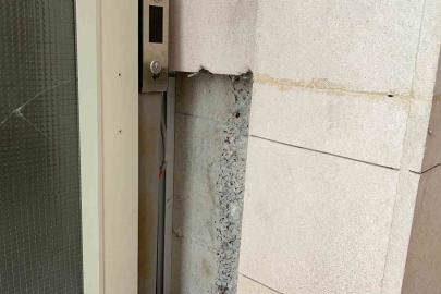 Adilcevaz’da camiye çirkin saldırı: Halılar üzerinde sigara izmaritleri söndürüldü