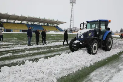 Ağrı’da müdür traktörle sahaya indi