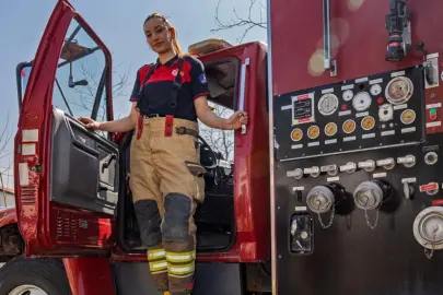 Alevlere meydan okuyan kadın... İzmir'de cesaretiyle örnek