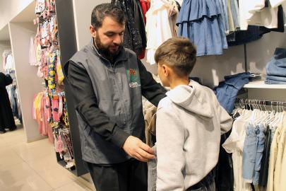 Avrupa Yetim Eli bayramlık kıyafetlerle yetimleri sevindirdi