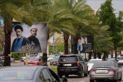 Bağdat sokaklarına Ali Hamaney ile Mücteba Hamaney posterleri asıldı