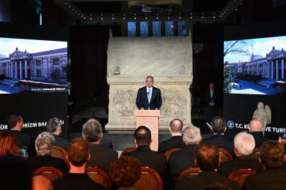 Bakan Ersoy, Melek heykelini Fener Rum Patrikhanesine teslim etti