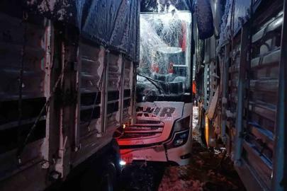 Bitlis’te otobüs tıra arkadan çarptı: 8 yaralı
