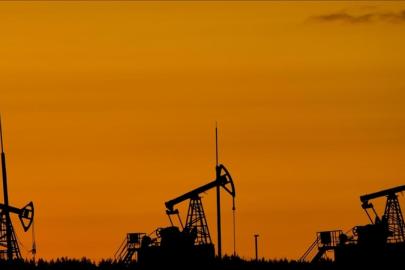 Brent petrolün varili vadeli piyasalarda 85 doları aştı