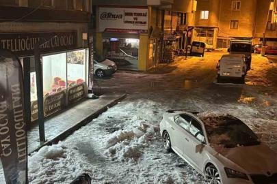 Çatıdan düşen kar kütlesi otomobili kullanılamaz hale getirdi