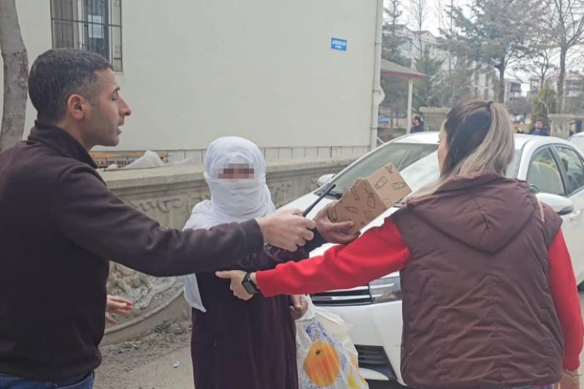 Elazığ’da dilenci zabıtalara yakalandı: "Al senin olsun" diyerek parayı teklif etti