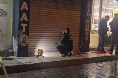 Elazığ’da iş yerine silahlı saldırı: Vitrine 9 kurşun isabet etti