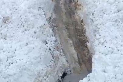 Hizan’da köy yoluna çığ düştü