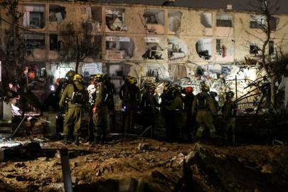 İran, İsrail'in Arad ve Dimona kentlerini hedef alan yeni misillemeler düzenledi