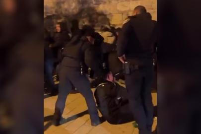İşgalci İsrail polisi, Kudüs'te teravih kılmak isteyen Filistinlilere saldırdı