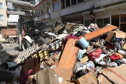 İzmir'de bir evden 12 kamyon atık çıkarıldı