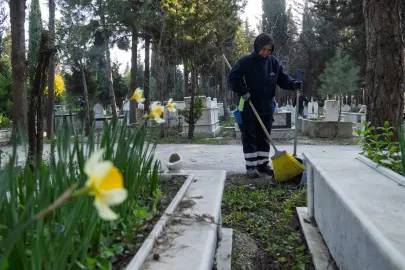 İzmir'de mezarlıklar bayrama hazırlanıyor