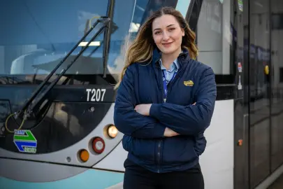 İzmir’de tramvay koltuğunda bir kadın... Raylarda kadın gücü