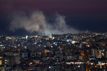 Katil İsrail ordusu Lübnanın başkenti Beyrutun Dahiye bölgesini bombaladı