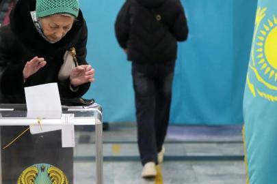 Kazakistan'da halk referandum için sandık başında