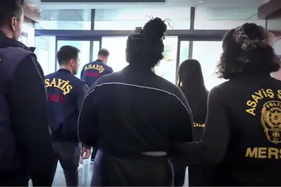 Mersin’de hırsızlık şüphelileri minibüste yakalandı: 3 tutuklama