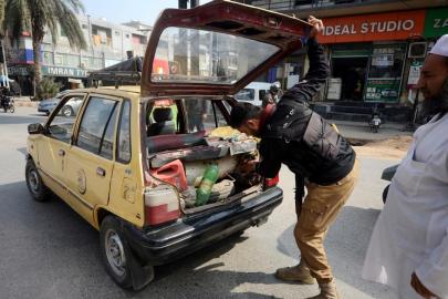 Pakistan'da, Hamaney'in öldürülmesiyle başlayan gösteriler nedeniyle sokağa çıkma yasağı ilan edildi