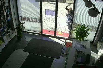 Parke taşıyla eczanenin camını kırdı, ayçiçeği yağıyla kundaklamak istedi