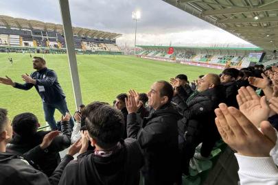 Vali Taşolar tribünde taraftarlarla omuz omuza tezahürat yaptı