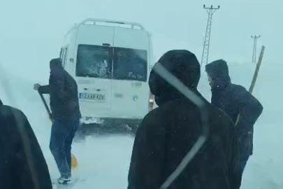 Yüksekova’da tipide yolda mahsur kalan vatandaşlar kurtarıldı