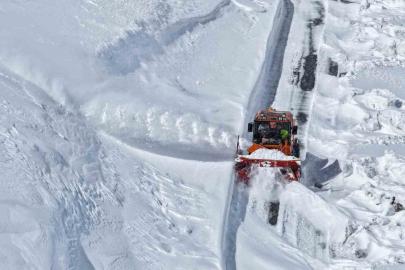 Zorlu coğrafyada yoğun mesai: Sınırdaki karakollar ve yerleşim yerleşim yerlerine ulaşım sağlanıyor