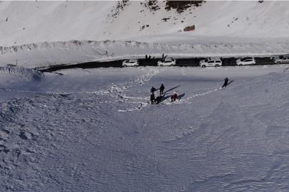 AFAD, Bahçesaray yolunda çığ incelemesi yaptı