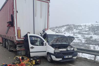 Aşkale yolunda feci kaza: Hafif Ticari araç, Tır’a arkadan çarptı, 2 ölü 3 yaralı