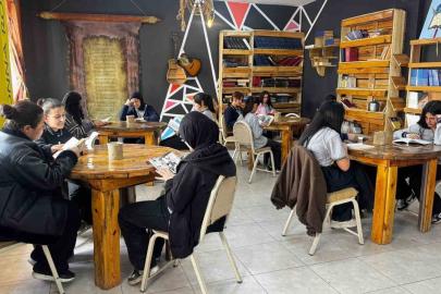 Atık malzemelerle kurulan kütüphane öğrencilerin yeni yaşam alanı oldu