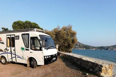 Babasından kalan sessiz hatıralara gözü gibi bakıyor