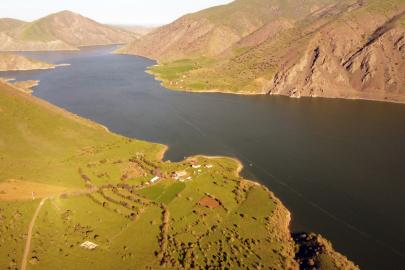 Baharın gelişiyle Keban Baraj Gölü’nde eşsiz manzara