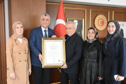 Bakan Bolat'tan Pakistanlı aileden ücret almayan esnafa Ahi Esnaf Beratı