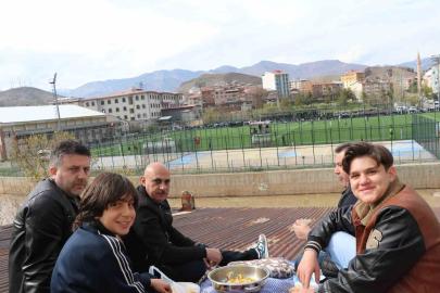 Çatıda kaygana yiyerek maç izlediler