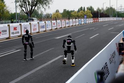 Çin'de insansı robotlar yarı maraton dünya rekorunu kırdı