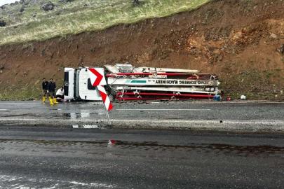 Elazığ’da beton pompası yan yattı: 1 yaralı
