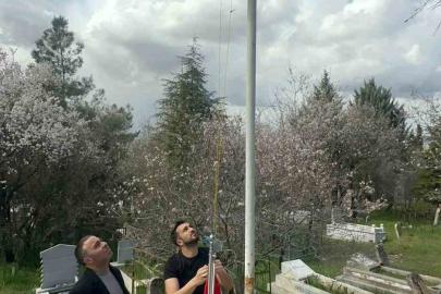 Elazığ’da şehit kabirlerindeki  bayraklar değiştirildi