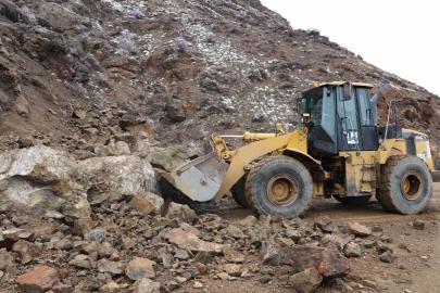 Erzurum’da heyelan yolu kapattı