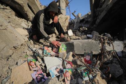 Gazzeli baba, yaklaşık üç yıldır enkaz altındaki çocuklarının izini arıyor