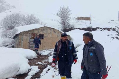 Hakkari’de kar altında su deposu kontrolü