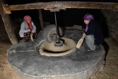 Hizan’da asırlık su değirmeniyle doğal pirinç üretimi sürüyor